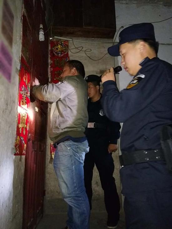 李关乡粗心妈妈误将幼女锁家中 