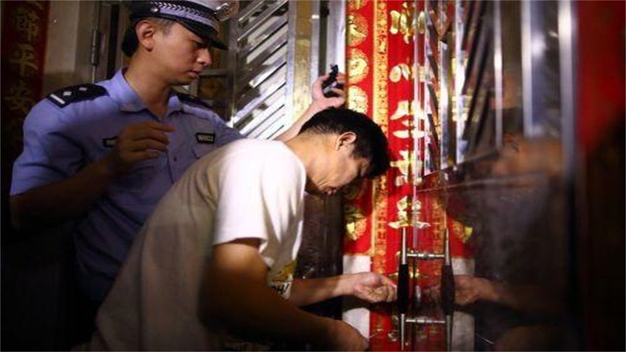 李关乡请开锁师傅开了锁后，师傅